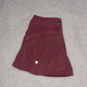 LULULEMON SIZE 6 REG VINTAGE MAUVE PLAY OFF THE PLEATS SKIRT